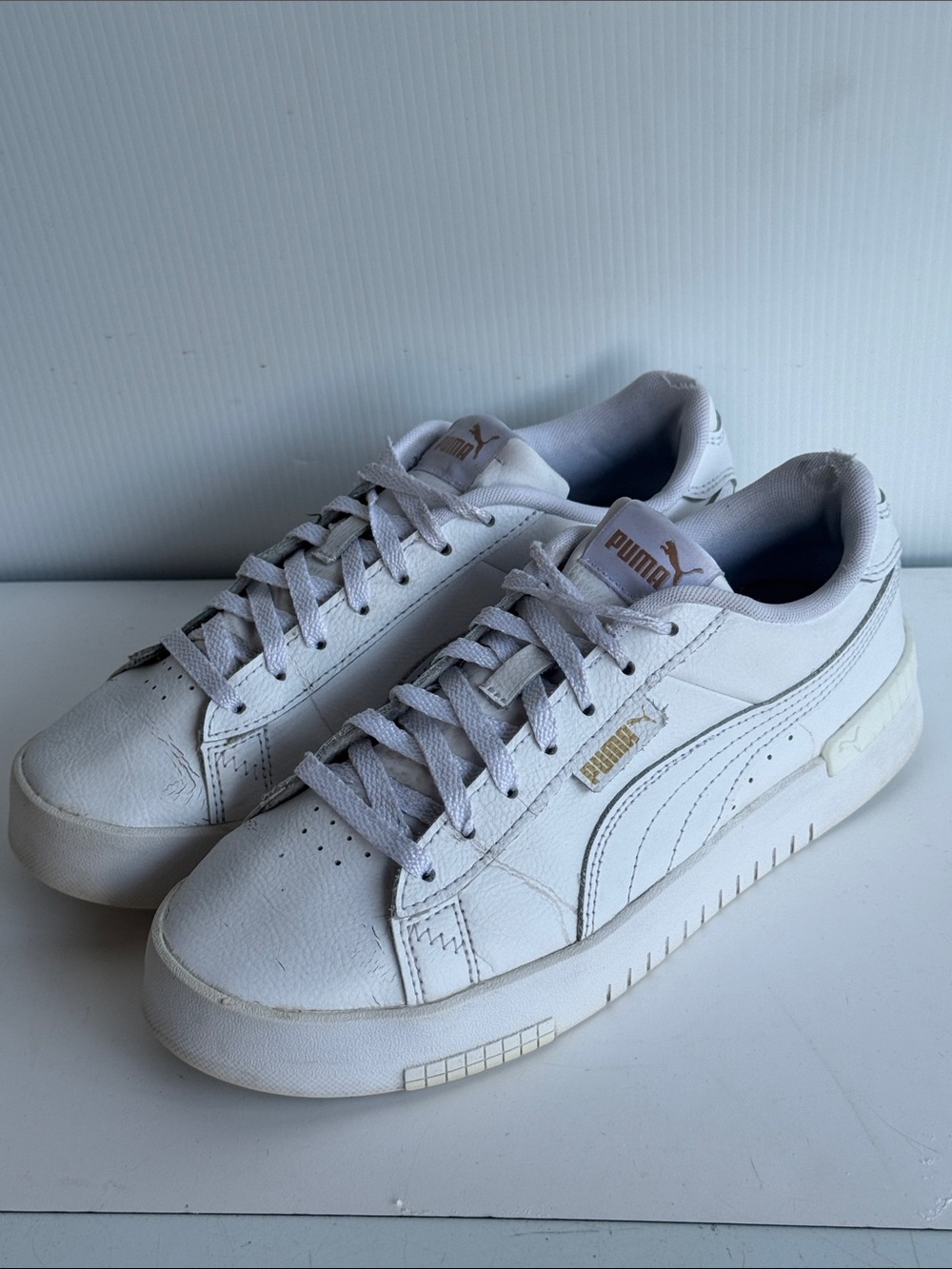 WOMEN’S PUMA COURT SNEAKERS SIZE 8.5